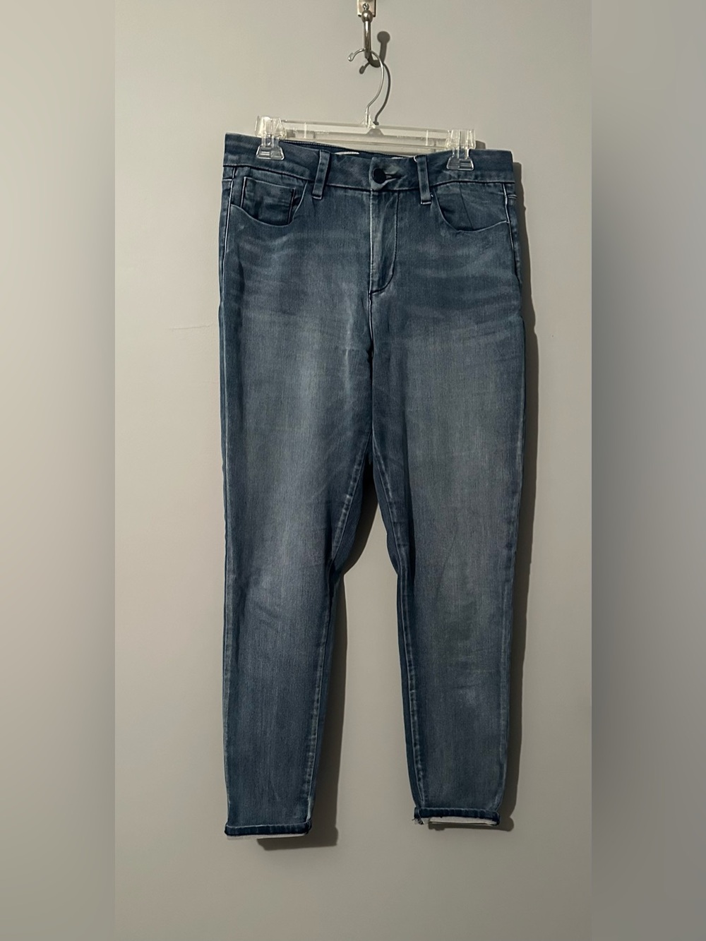 Seven7 High Rise Skinny Jeans in a Medium Blue Wash. Women’s size 12.